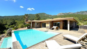 Villa de caractère en pierre avec piscine et vue mer et montagne
